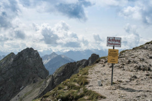 Grenzstein und Grenzschild an der Karwendelgrube oberhalb von Mittenwald. Karwendel