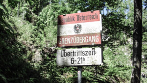 Grenzschild im Wald. Auf dem Schmugglerweg zum Klobenstein. Chiemgauer Alpen