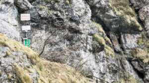 Staatsgrenze im Aufstieg zum Staubfall. Chiemgauer Alpen