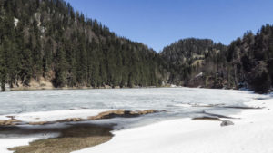 Der Taubensee, halb in Deutschland, halb in Österreich. Chiemgauer Alpen