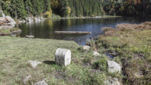 Der Taubensee, durch den die Grenze veläuft. Links vom Grenzstein liegt Bayern, rechts Tirol. Chiemgauer Alpen