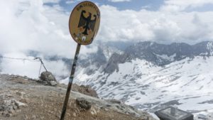 Grenzschild und Grenzstein auf der Zugspitze. Ein österreichisches Schild steht hier übrigens nicht. Wettersteingebirge