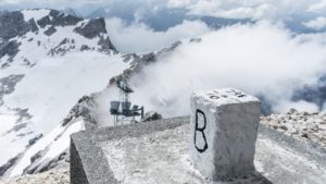 Einer der Grenzsteine auf der Zugspitze. Hier von der bayerischen Seite aus gesehen. Wettersteingebirge