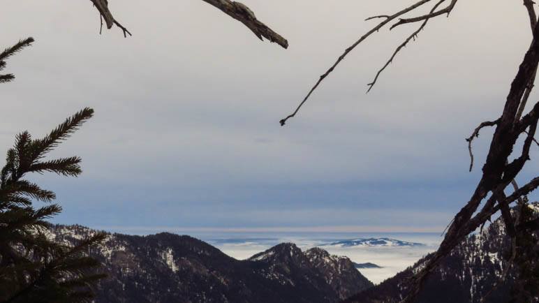 Ein Ausblick auf das völlig in den Wolken liegende Tal