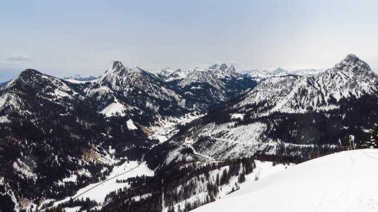 Grandios: Der Blick vom Gipfel des Schönkahler zurück ins Tannheimer Tal