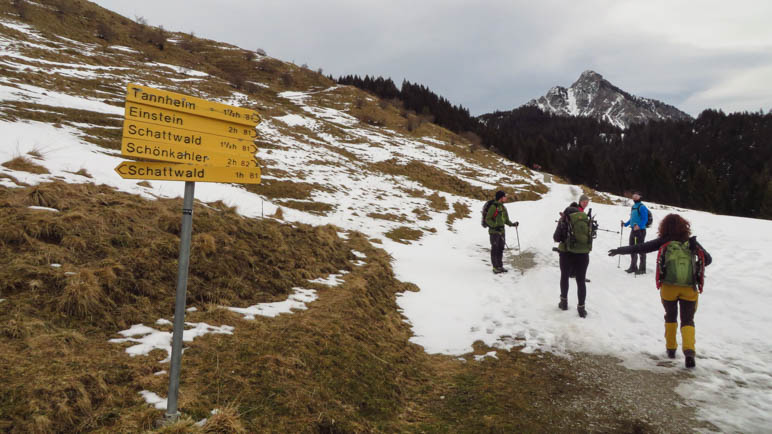 Beim Start der Wanderung am Zugspitzblick liegt noch nicht allzu viel Schnee