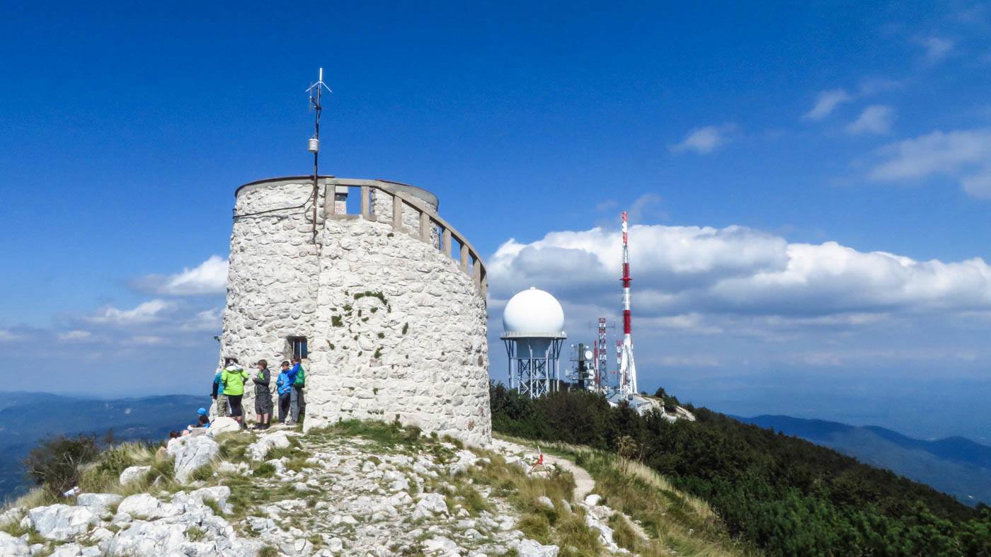 Der Turm auf dem Gipfel des Vojak in Istrien auf 1401 Metern Höhe