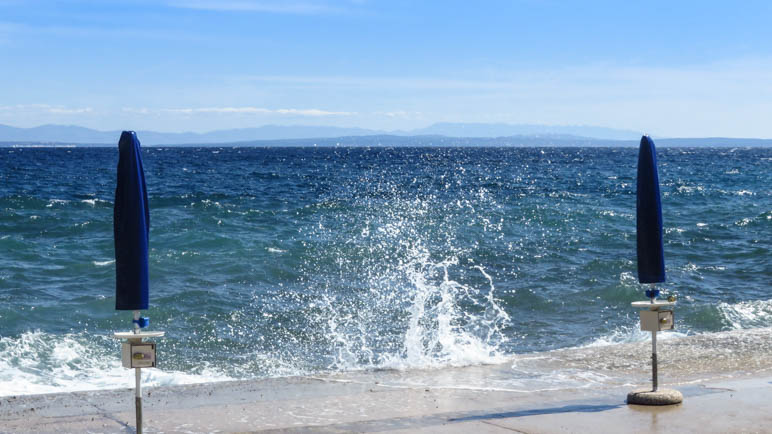 Naturdusche am Strand von Ičići