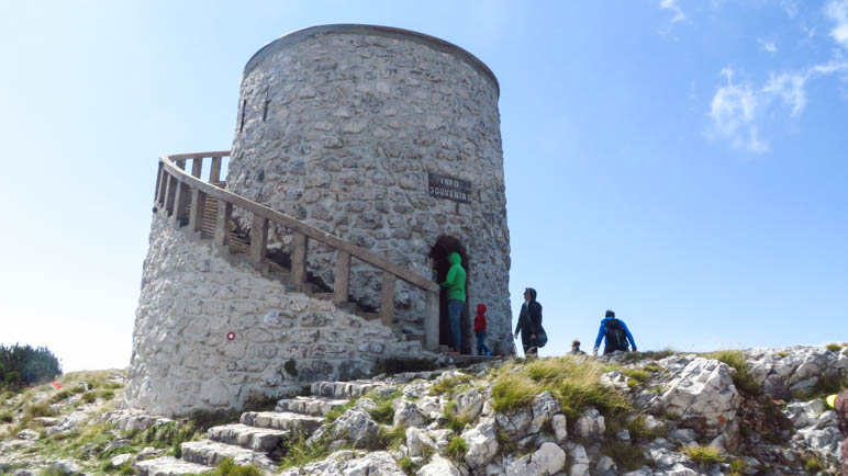 Der Turm, der auf dem Gipfel des Vojak steht, wurde 1911 errichtet