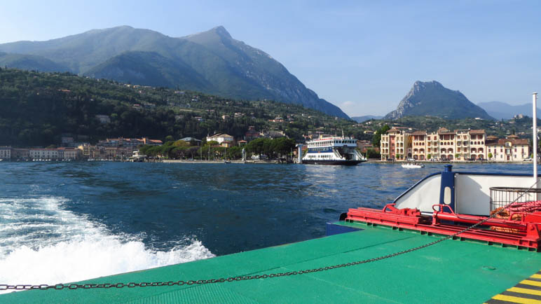 Ein Blick zurück vom Schiff auf Toscolano-Maderno