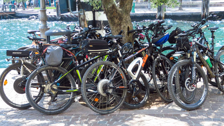 Eine Menge Mountainbikes am Hafen in Riva del Garda