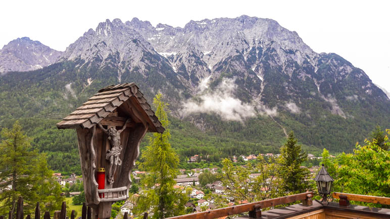 Der Blick von der Gröbl-Alm über Mittenwald bis zur Karwendelgrube und westlicher Karwendelspitze