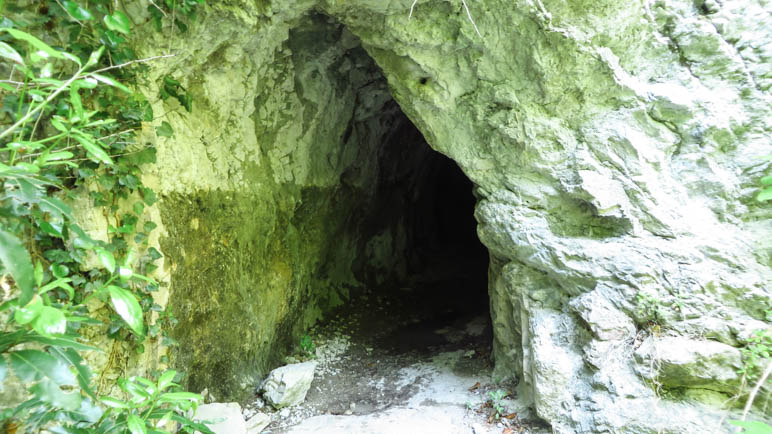 Der Eingang zum kleinen Tunnel. Nehmt eine Stirnlampe mit!