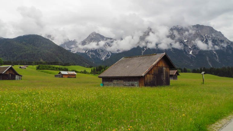 Der Blick zurück in Richtung Karwendel. Sehr beeindruckend, diese Felswand