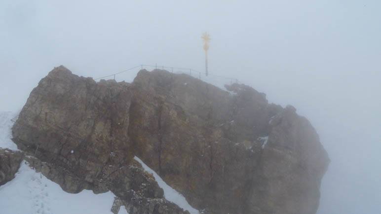 Das Gipfelkreuz der Zugspitze: An diesem Tag unerreichbar und fast vom Nebel verschluckt