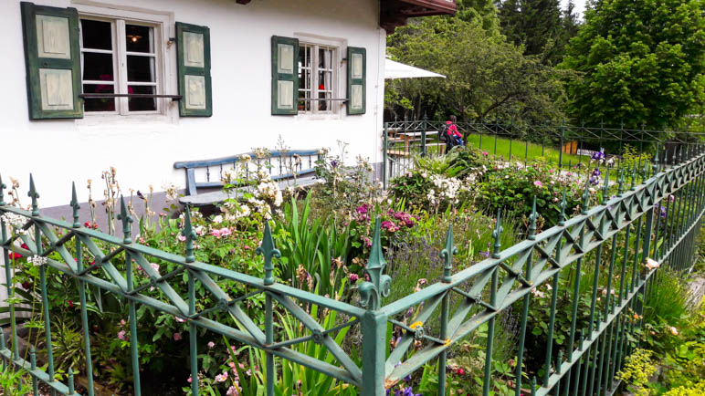 Ein Bauerngarten an einem der Häuser in Glentleiten