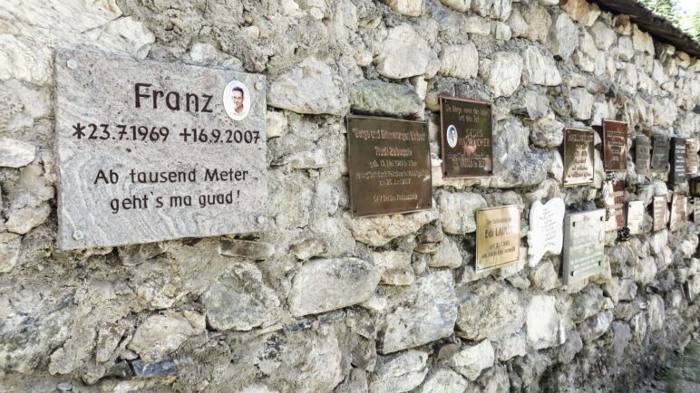 Gedenktafeln an der Friedhofsmauer
