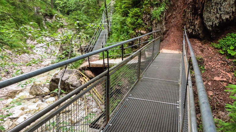 Zwei der Gitterbrücken auf dem Weg durch die Klamm