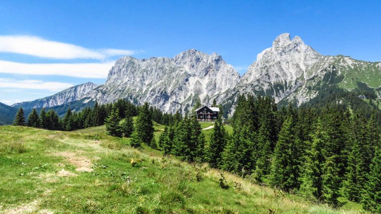 Die Mödlinger Hütte vor dem Admonter Reichenstein und dem Totenköpfl