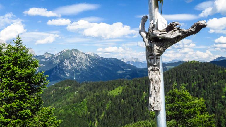 Ein kleiner Berggeist am Wegweiser markiert den Gipfel