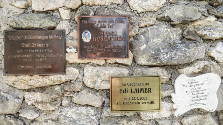 Vier Gedenktafeln an der Mauer