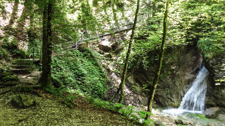 Der erste Wasserfall und eine steile Brücke