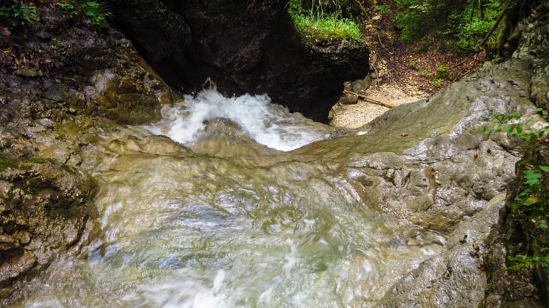 Am oberen Rand des Wasserfalls