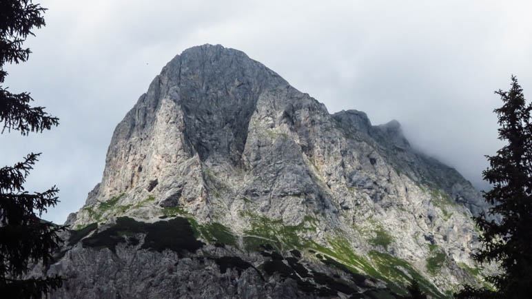 Der Blick auf den Admonter Kalbling. Gut zu erkennen ist der nach links führende Aufstiegsweg durch Latschen und Fels