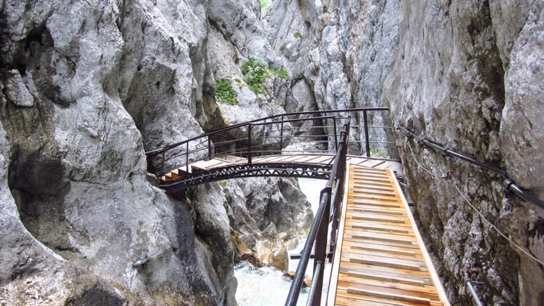 In der Höllentalklamm füht der Weg auch über Brücken