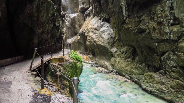 Ein ganz besonderes Bergerlebnis: Eine Klammwanderung, hier geht es durch die Partnachklamm