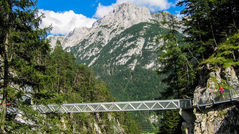 Die große Brücke über die Leutaschklamm. Mit Bergpanorama