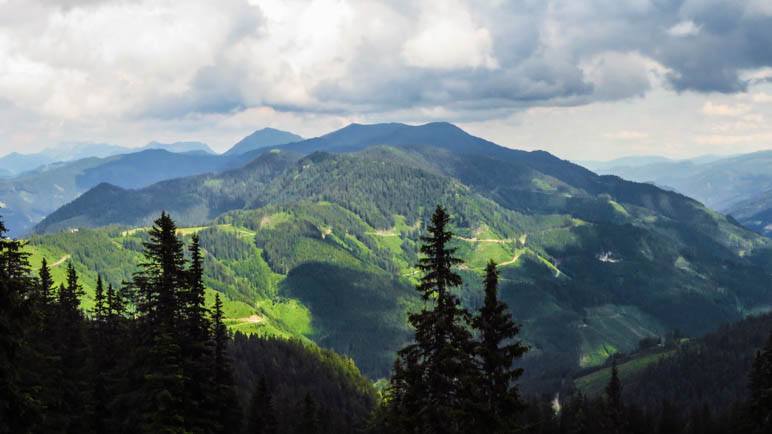 Der Blick hinüber zur Mödlinger Hütte, die ganz klein im linken Bildteil liegt