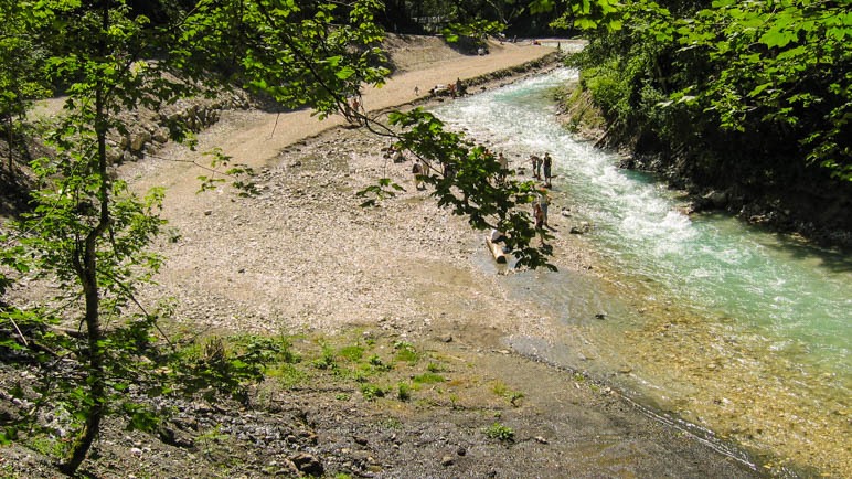 Nach der Partnachklamm öffnet sich das Tal wieder. Unten der Kieselstrand an der Partnach