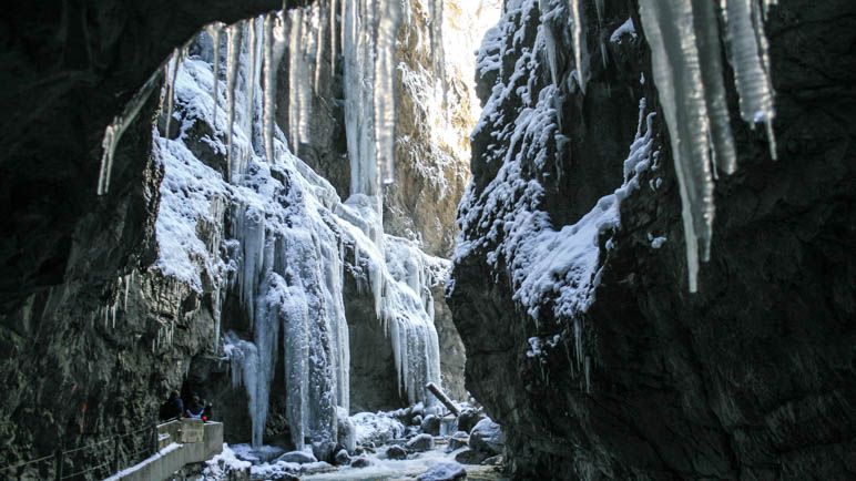 Riesige Eiszapfen in der winterlichen Partnachklamm. Siehst Du die MEnschen unten links im Bild?