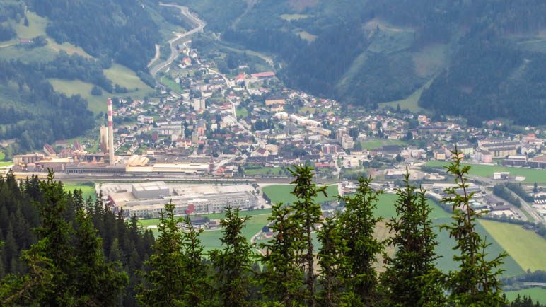 Blick aus der Vogelperspektive auf die Stadt Trieben, die direkt unterhalb vom Lahngang liegt