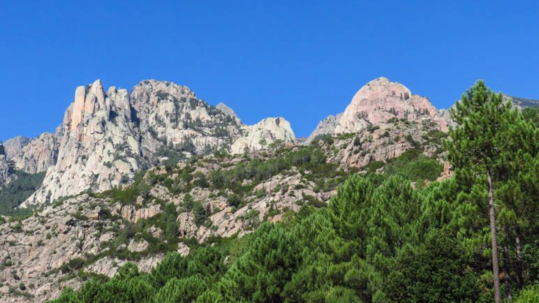 Helle Felsberge am Beginn der Wandertour