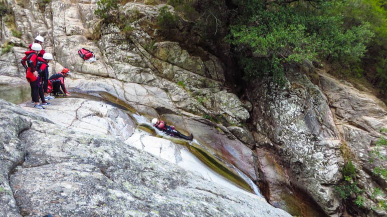 Rutschen beim Canyoning durch die Schlucht