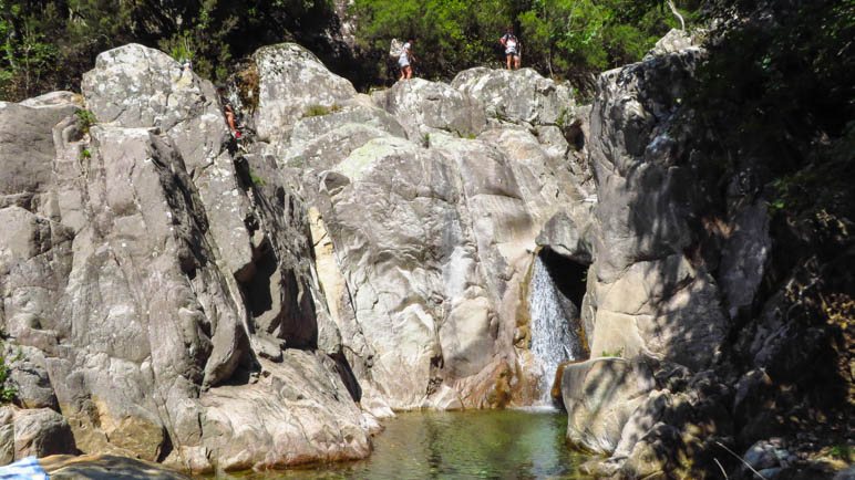 Über die großen Felsen führt der Weg weiter zu den nächsten Gumpen