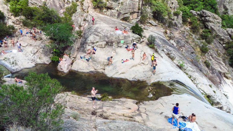 Die Felsen sind ideal zum Sonnenbaden, Abkühlung gibt's im Badebecken