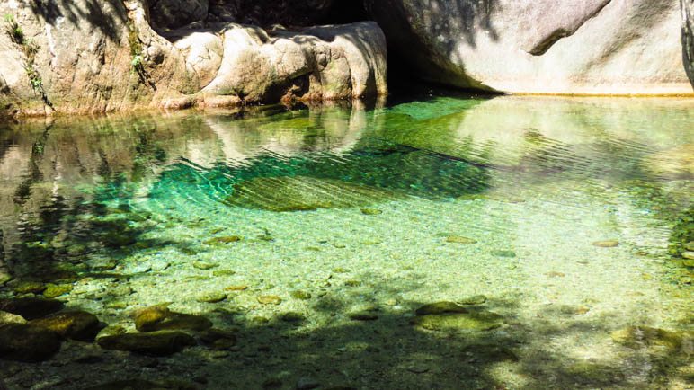 Smaragdgrünes Wasser: Die Gumpen der Cascades de Purcaraccia
