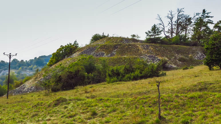 Die Abraumhalden der Kalkplattenwerke. Beeindruckend und landschaftsprägend oben auf den Bergen hier