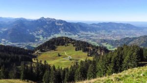 Der Blick nach Westen vom Seekarkreuz: Brauneck, Benewand und im Vordergrund die Lenggrieser Hütte