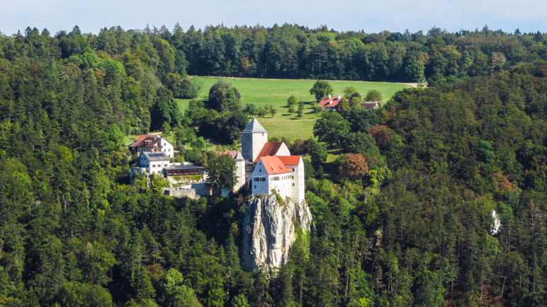 Der Blick von der Aussichtsplattform hinüber zur Burg Prunn