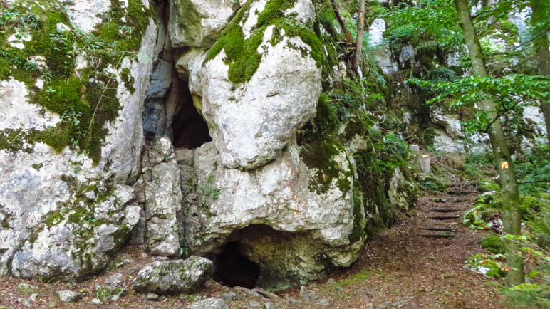 Die kleine Felshöhle in der Klamm