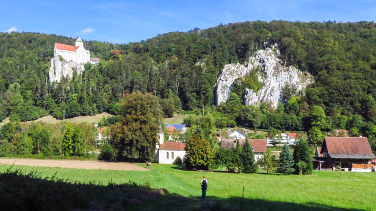 Am Ende des Weges durch den Wald. Direkt vor mir: Die Kapelle und die Burg Prunn