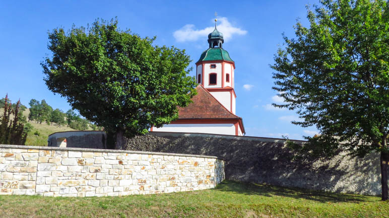 Die Kirche Mariä Himmelfahrt oberhalb von Gungolding