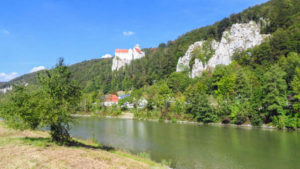 Burg Prunn und die hier sehrt breite Altmühl