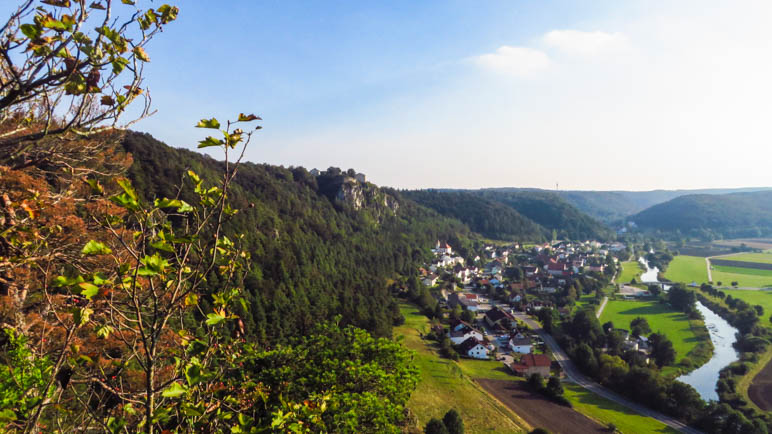 Der Blick von der Arnsberge Leite auf den Ort, das Schloss und das Altmühltal