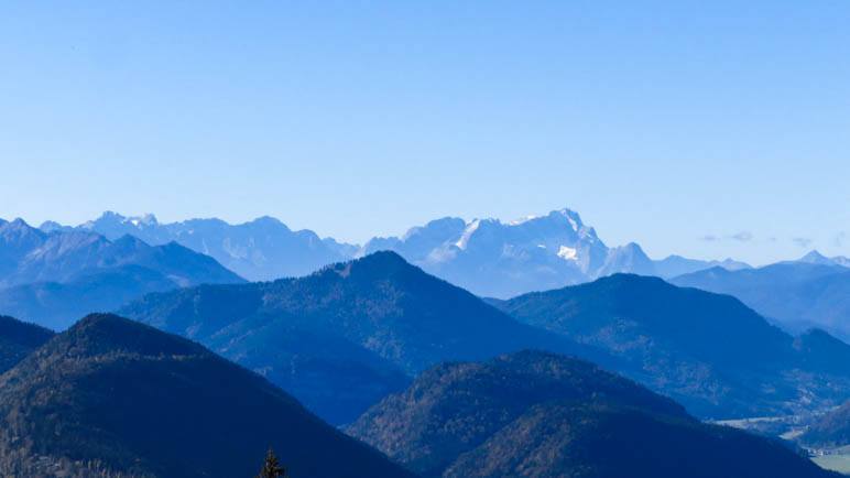 Über die Jachenau und den Walchensee reicht der Blick bis zur Zugspitze