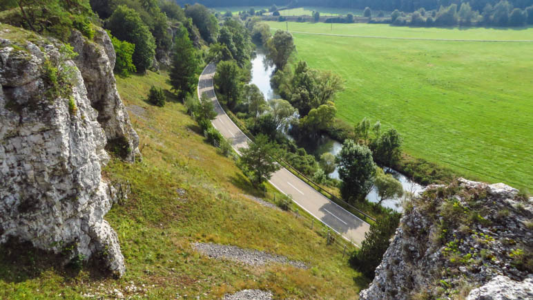 Der Blick von einem der Zwölf Apostel hinab zur Altmühl und der Straße